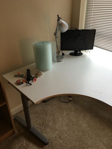 出售一个白色书桌和日用品,送一个书架